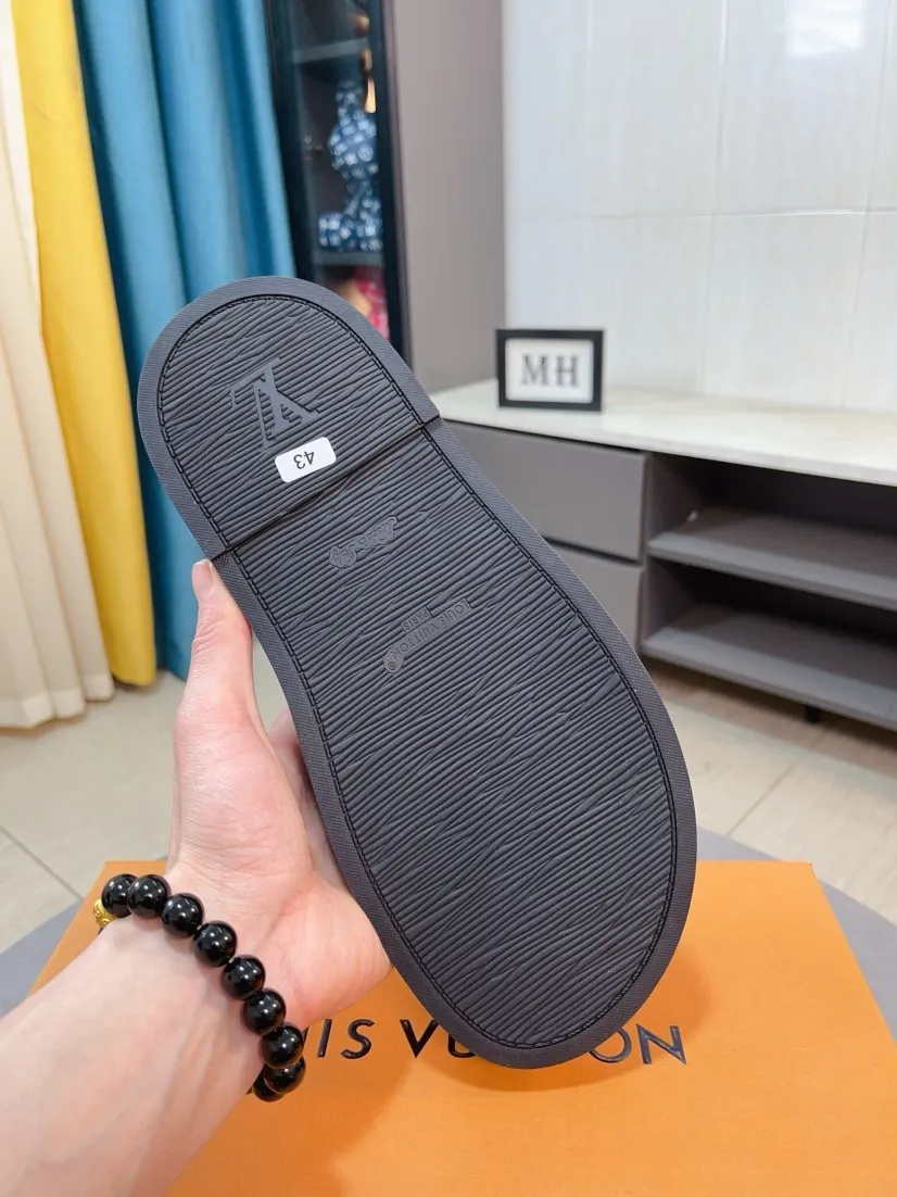 Ex-factory price 360🌹🌹 (lv-Louis Vuitton) New men's slippers, high-end boutique, exquisite embossed logo decoration on the upper, fine workmanship, super soft soles, casual, loose and comfortable, a must-have in summer! \nsize：38-44